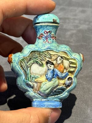 Eight Chinese moulded famille rose snuff bottles, Qianlong mark, 19th C. — foto 56