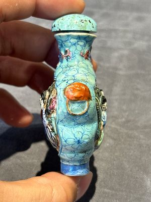 Eight Chinese moulded famille rose snuff bottles, Qianlong mark, 19th C. — foto 57