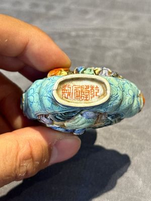 Eight Chinese moulded famille rose snuff bottles, Qianlong mark, 19th C. — foto 59