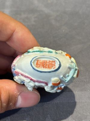 Eight Chinese moulded famille rose snuff bottles, Qianlong mark, 19th C. — foto 7
