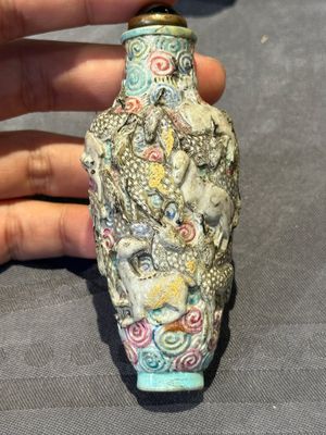 Eight Chinese moulded famille rose snuff bottles, Qianlong mark, 19th C. — foto 10