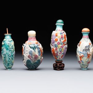Eight Chinese moulded famille rose snuff bottles, Qianlong mark, 19th C. — foto 5