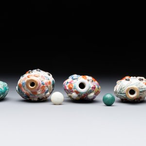 Eight Chinese moulded famille rose snuff bottles, Qianlong mark, 19th C. — foto 6