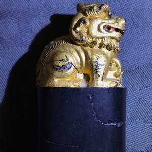 Eight Chinese parcel-gilt ink stones shaped as seals in display box, 18/19th C. — 照片 34