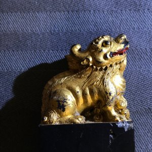 Eight Chinese parcel-gilt ink stones shaped as seals in display box, 18/19th C. — 照片 40