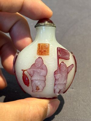 Eight Chinese Peking glass snuff bottles, Qianlong mark, 19/20th C. — photo 12