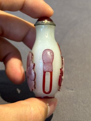 Eight Chinese Peking glass snuff bottles, Qianlong mark, 19/20th C. — photo 13