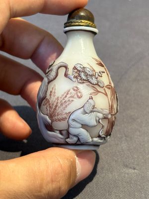 Eight Chinese Peking glass snuff bottles, Qianlong mark, 19/20th C. — photo 36