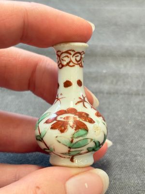 Eight Chinese wucai and gilt-iron-red miniature vases with floral design, Kangxi — foto 1