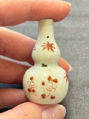 Eight Chinese wucai and gilt-iron-red miniature vases with floral design, Kangxi — foto 13