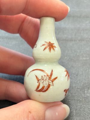 Eight Chinese wucai and gilt-iron-red miniature vases with floral design, Kangxi — foto 14