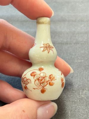 Eight Chinese wucai and gilt-iron-red miniature vases with floral design, Kangxi — foto 17
