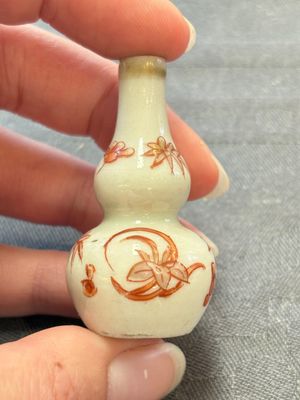 Eight Chinese wucai and gilt-iron-red miniature vases with floral design, Kangxi — foto 18