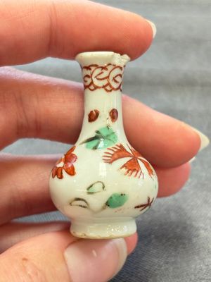 Eight Chinese wucai and gilt-iron-red miniature vases with floral design, Kangxi — foto 2