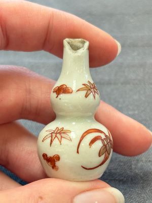 Eight Chinese wucai and gilt-iron-red miniature vases with floral design, Kangxi — foto 21