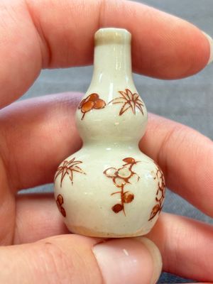 Eight Chinese wucai and gilt-iron-red miniature vases with floral design, Kangxi — foto 22