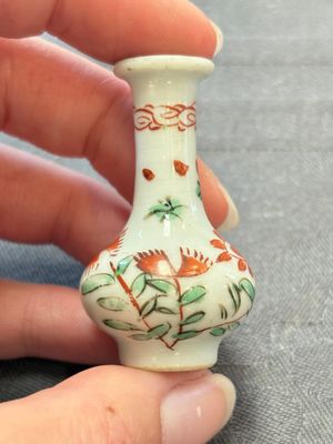 Eight Chinese wucai and gilt-iron-red miniature vases with floral design, Kangxi — foto 25