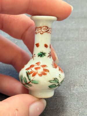 Eight Chinese wucai and gilt-iron-red miniature vases with floral design, Kangxi — foto 26