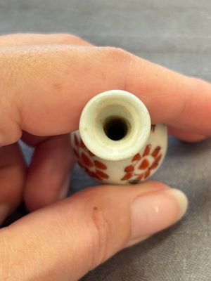 Eight Chinese wucai and gilt-iron-red miniature vases with floral design, Kangxi — foto 27