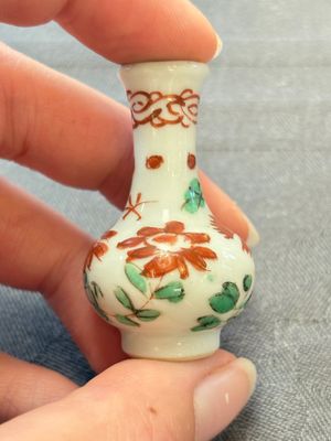 Eight Chinese wucai and gilt-iron-red miniature vases with floral design, Kangxi — foto 29