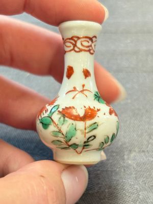 Eight Chinese wucai and gilt-iron-red miniature vases with floral design, Kangxi — foto 30