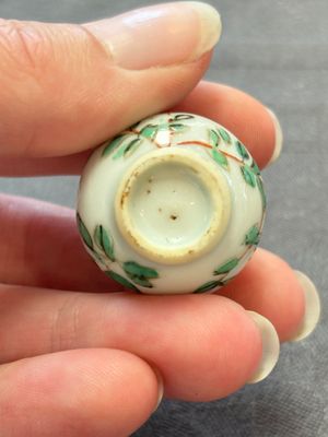 Eight Chinese wucai and gilt-iron-red miniature vases with floral design, Kangxi — foto 32