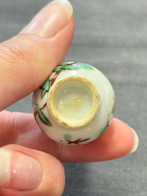 Eight Chinese wucai and gilt-iron-red miniature vases with floral design, Kangxi — foto 4
