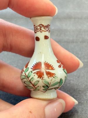 Eight Chinese wucai and gilt-iron-red miniature vases with floral design, Kangxi — foto 5