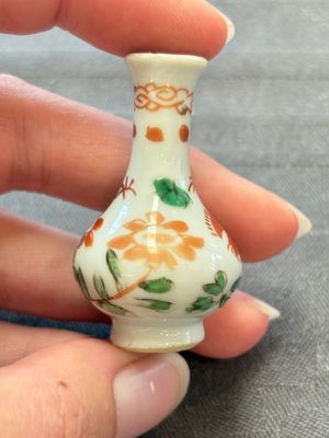 Eight Chinese wucai and gilt-iron-red miniature vases with floral design, Kangxi — foto 6
