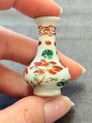 Eight Chinese wucai and gilt-iron-red miniature vases with floral design, Kangxi — foto 9