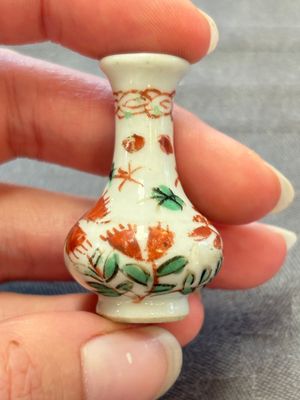 Eight Chinese wucai and gilt-iron-red miniature vases with floral design, Kangxi — foto 10