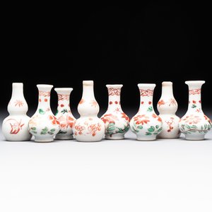Eight Chinese wucai and gilt-iron-red miniature vases with floral design, Kangxi — foto 1