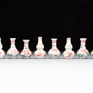 Eight Chinese wucai and gilt-iron-red miniature vases with floral design, Kangxi — foto 2