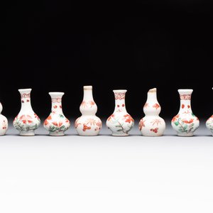 Eight Chinese wucai and gilt-iron-red miniature vases with floral design, Kangxi — foto 3