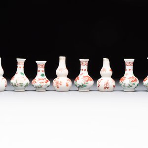 Eight Chinese wucai and gilt-iron-red miniature vases with floral design, Kangxi — foto 5