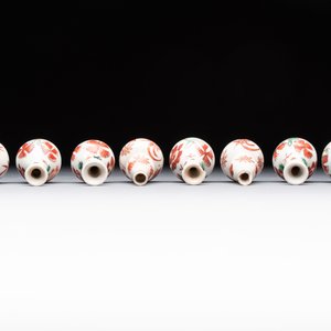 Eight Chinese wucai and gilt-iron-red miniature vases with floral design, Kangxi — foto 6