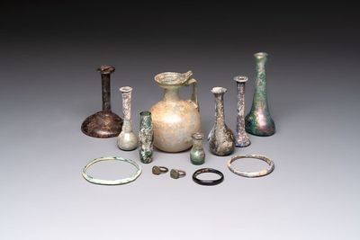 Eight Roman glass flasks, three glass bracelets and two bronze rings, 1st/4th C.