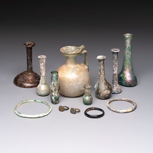 Eight Roman glass flasks, three glass bracelets and two bronze rings, 1st/4th C. — photo 1