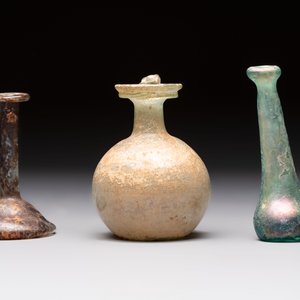 Eight Roman glass flasks, three glass bracelets and two bronze rings, 1st/4th C. — photo 11