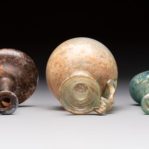 Eight Roman glass flasks, three glass bracelets and two bronze rings, 1st/4th C. — photo 12