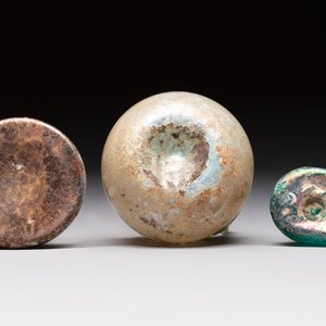 Eight Roman glass flasks, three glass bracelets and two bronze rings, 1st/4th C. — photo 13