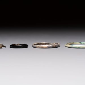 Eight Roman glass flasks, three glass bracelets and two bronze rings, 1st/4th C. — photo 14