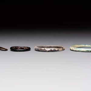 Eight Roman glass flasks, three glass bracelets and two bronze rings, 1st/4th C. — photo 15