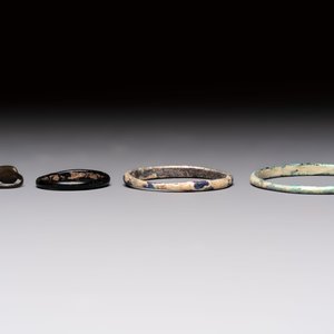 Eight Roman glass flasks, three glass bracelets and two bronze rings, 1st/4th C. — photo 16