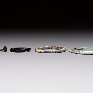 Eight Roman glass flasks, three glass bracelets and two bronze rings, 1st/4th C. — photo 17