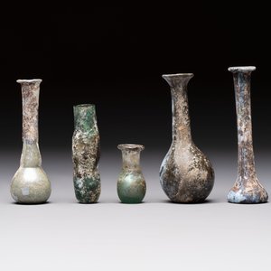 Eight Roman glass flasks, three glass bracelets and two bronze rings, 1st/4th C. — photo 2