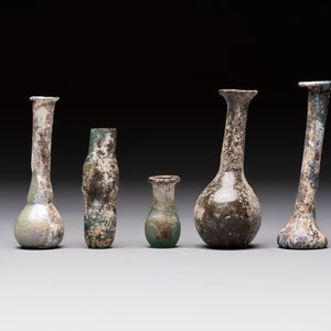 Eight Roman glass flasks, three glass bracelets and two bronze rings, 1st/4th C. — photo 3