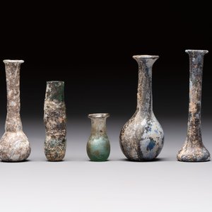 Eight Roman glass flasks, three glass bracelets and two bronze rings, 1st/4th C. — photo 4