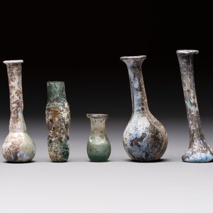 Eight Roman glass flasks, three glass bracelets and two bronze rings, 1st/4th C. — photo 5