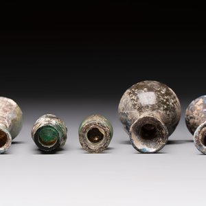 Eight Roman glass flasks, three glass bracelets and two bronze rings, 1st/4th C. — photo 6